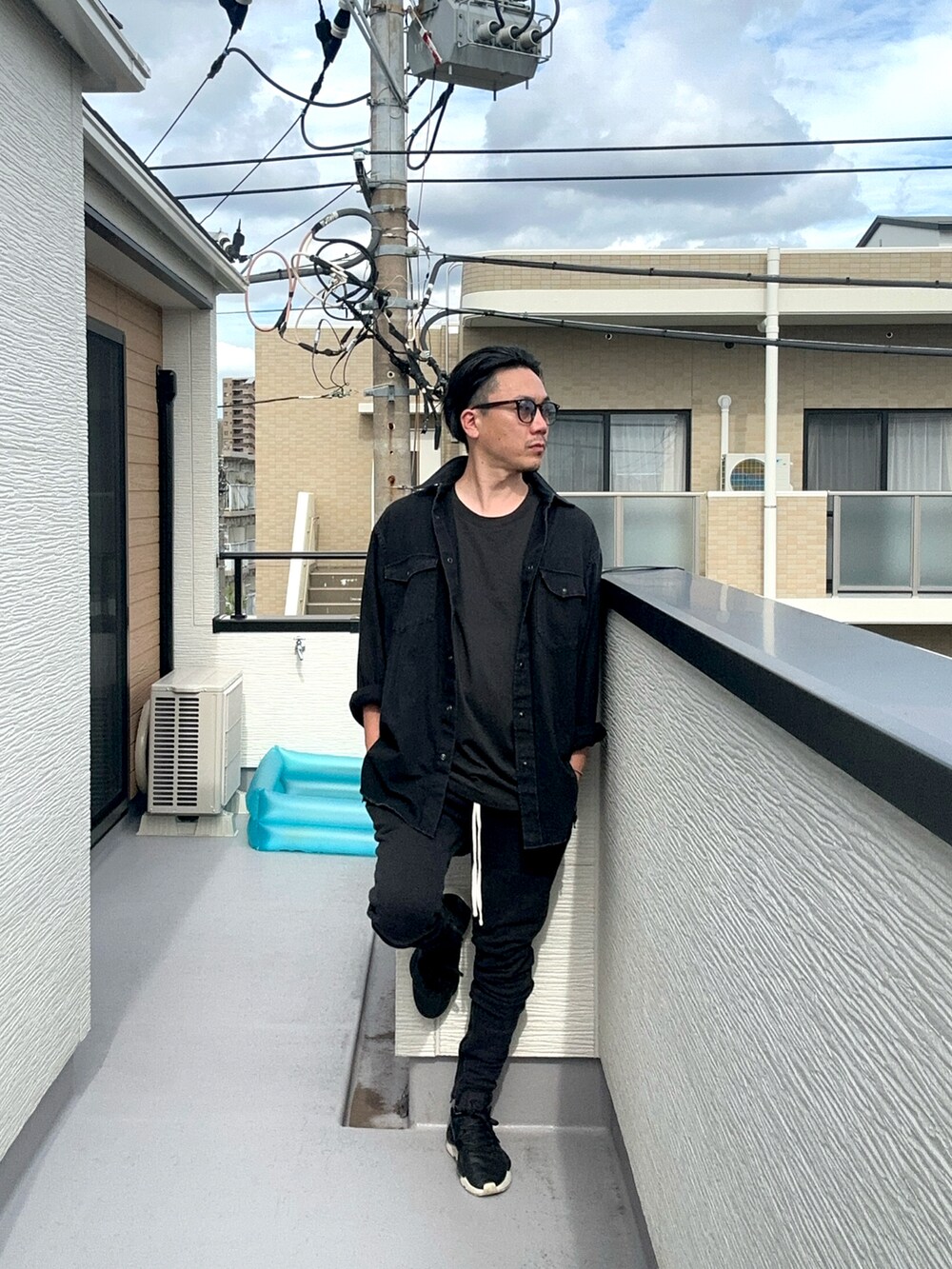 ブラック系のTシャツ/カットソー、ブラック系のパンツ、ブラック系のスニーカーを着用したメンズの夏コーディネートの2枚目の写真