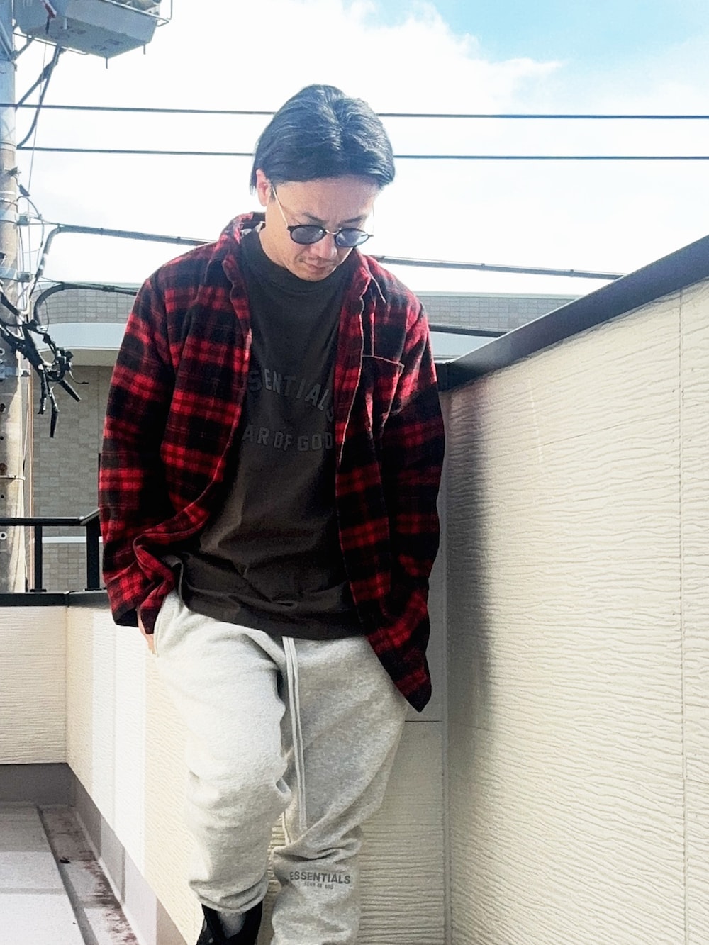 ブラック系のTシャツ/カットソー、レッド系のシャツ/ブラウス、グレー系のスウェットパンツを着用したメンズの秋コーディネートの4枚目の写真