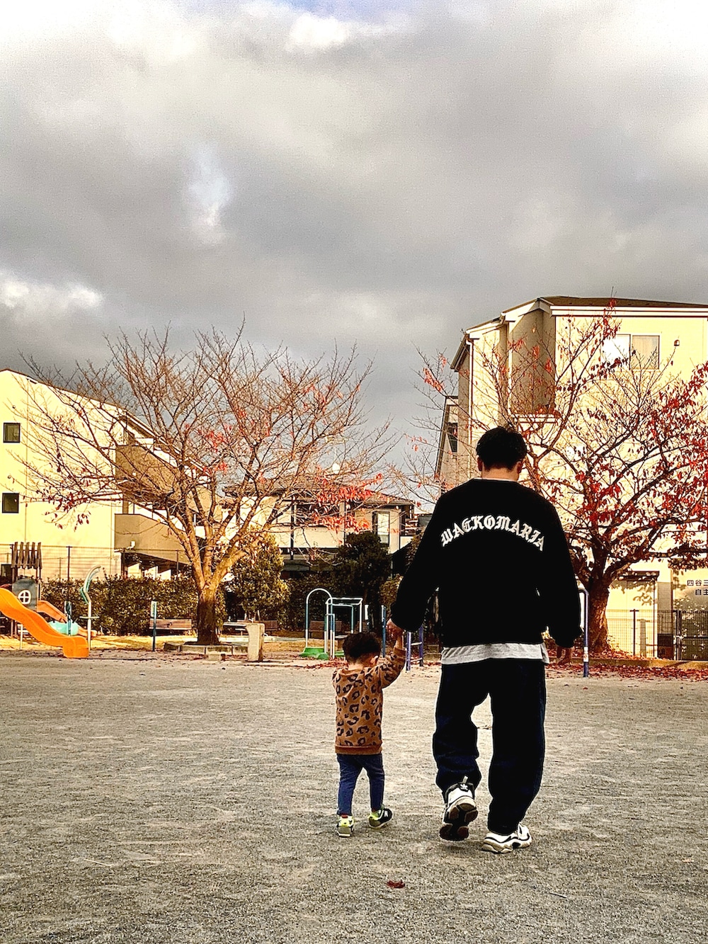 ブルー系のデニムパンツ、ブラック系のスニーカー、ブラック系のスウェットを着用したメンズの秋コーディネートの4枚目の写真