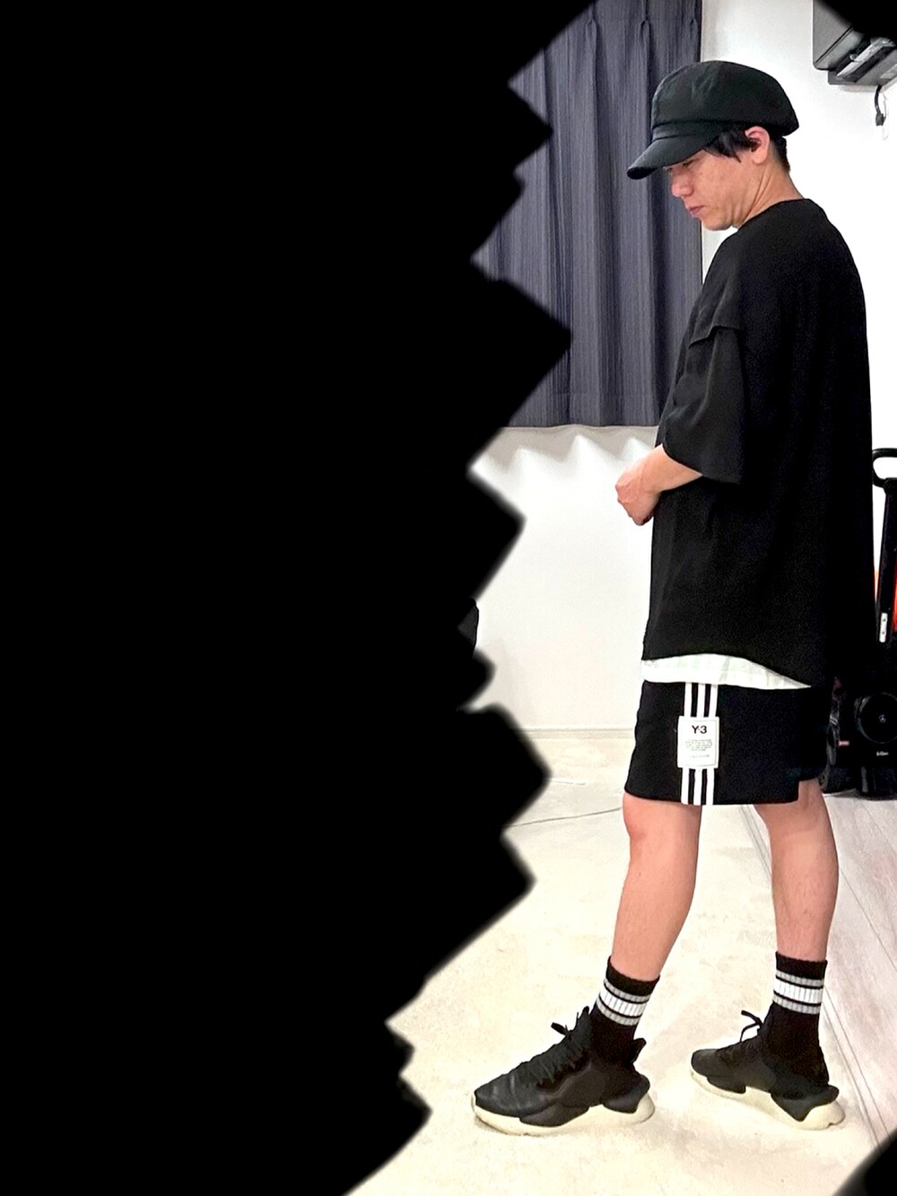 ブラック系のその他トップス、ブラック系のその他パンツ、ブラック系のスニーカーを着用したメンズの夏コーディネートの2枚目の写真