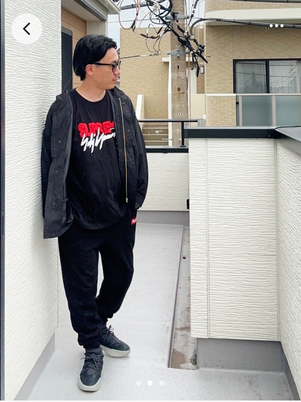 ブラック系のTシャツ/カットソー、ブラック系のブルゾン、ブラック系のスウェットパンツを着用したメンズの秋コーディネートの2枚目の写真