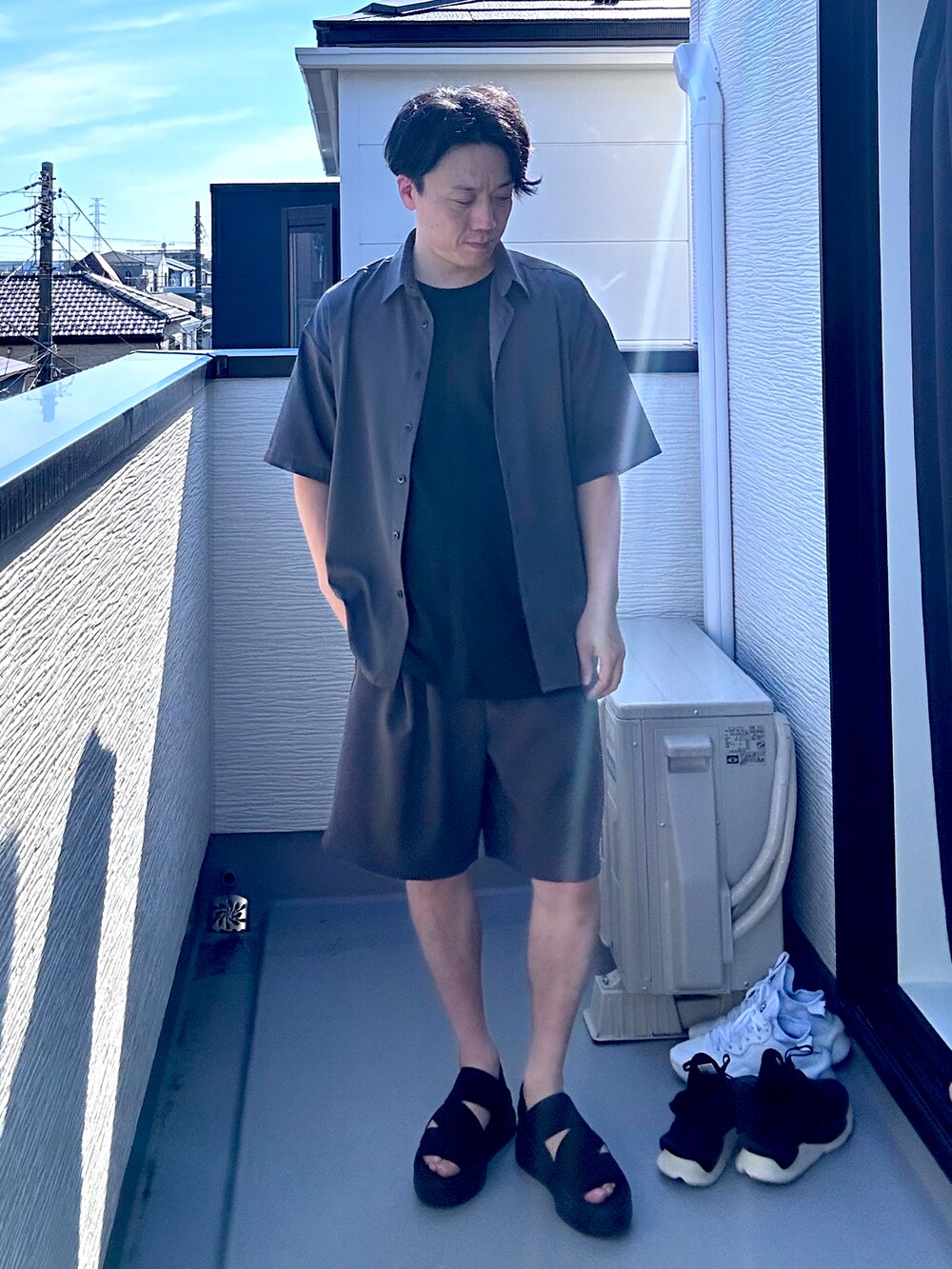 グレー系のシャツ/ブラウス、グレー系のその他パンツ、ブラック系のTシャツ/カットソーを着用したメンズの夏コーディネートの2枚目の写真