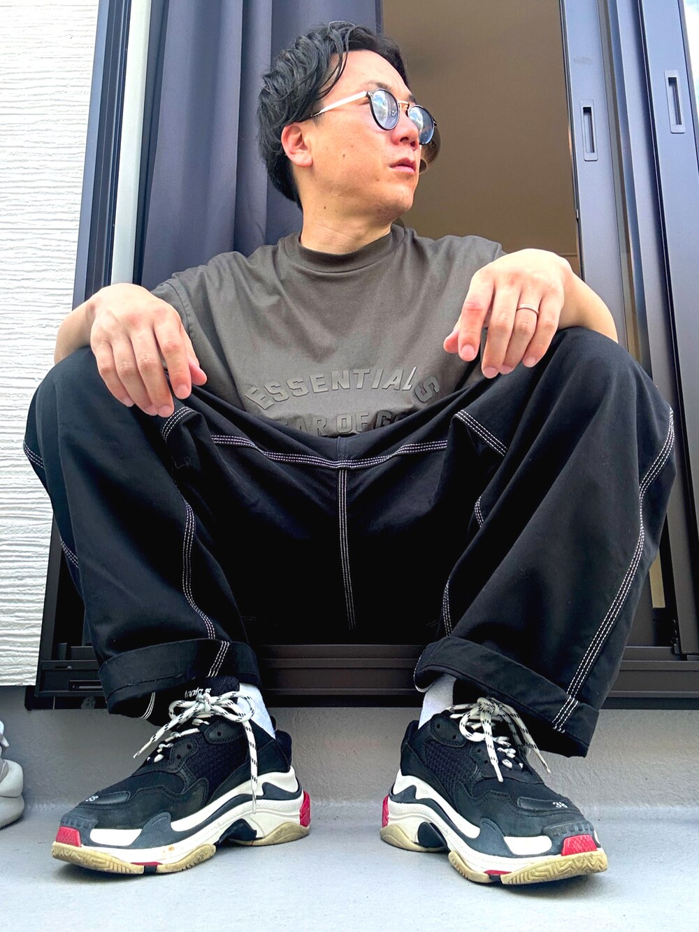 ブラック系のTシャツ/カットソー、ブラック系のデニムパンツ、ブラック系のスニーカーを着用したメンズの夏コーディネートの3枚目の写真