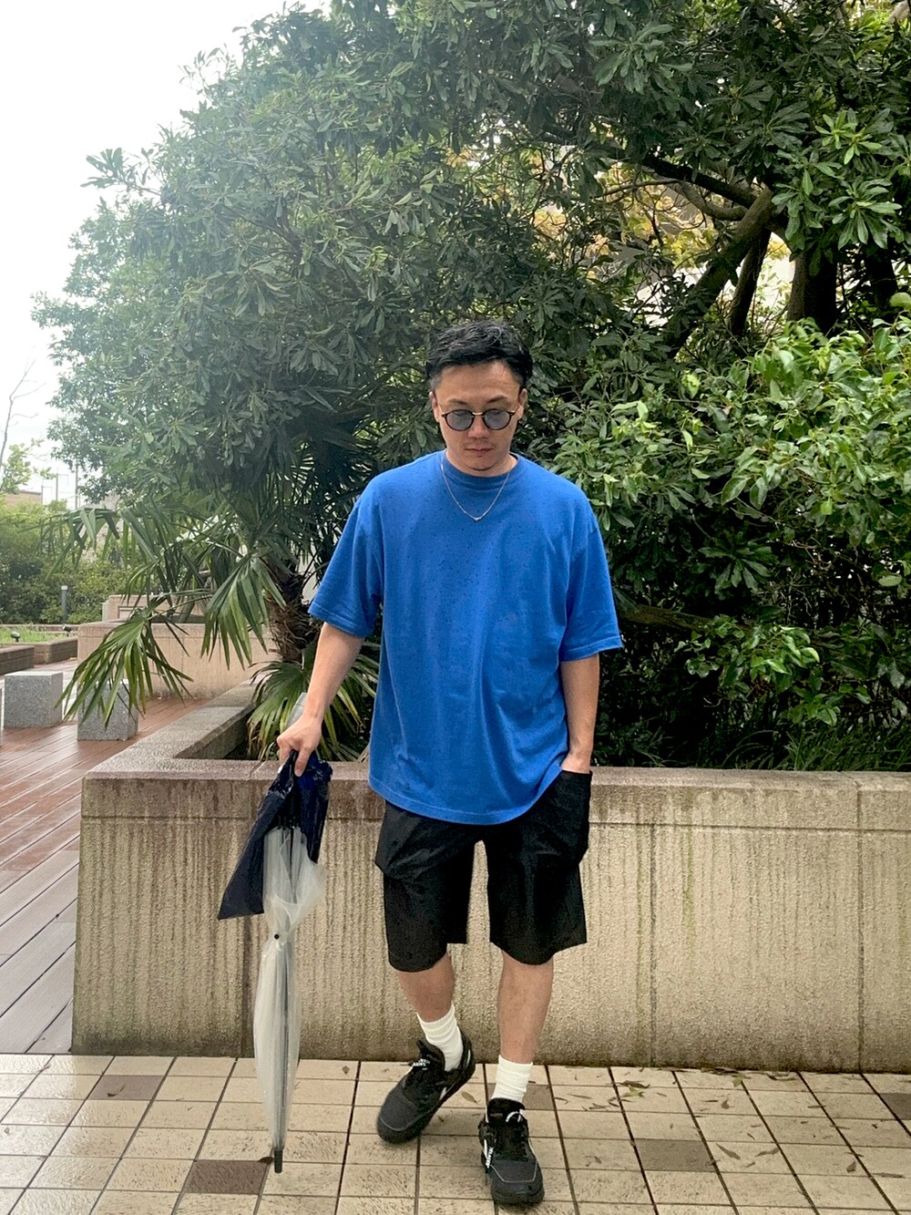 ブラック系のその他パンツ、ブルー系のTシャツ/カットソー、ブラック系のスニーカーを着用したメンズの夏コーディネートの2枚目の写真