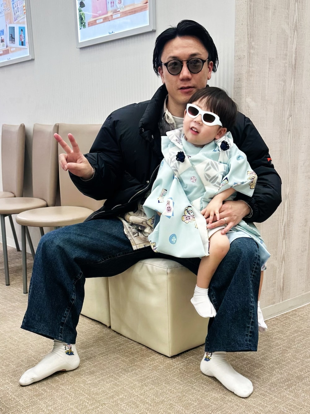 ブラック系のその他アウター、ベージュ系のシャツ/ブラウス、ブルー系のデニムパンツを着用したメンズの春コーディネートの4枚目の写真