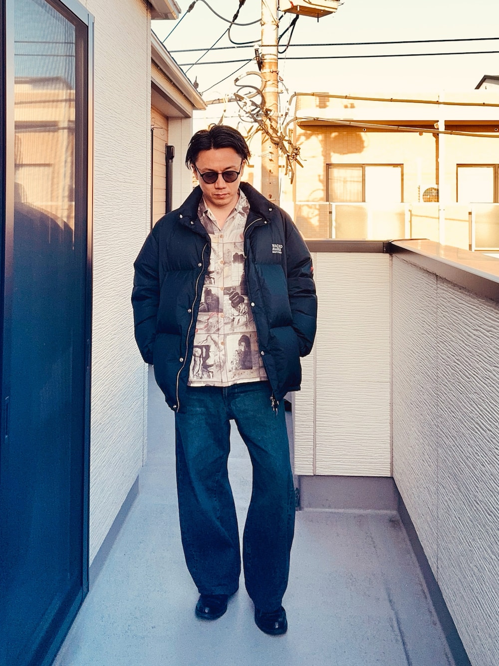 ブラック系のその他アウター、ベージュ系のシャツ/ブラウス、ブルー系のデニムパンツを着用したメンズの春コーディネートの2枚目の写真