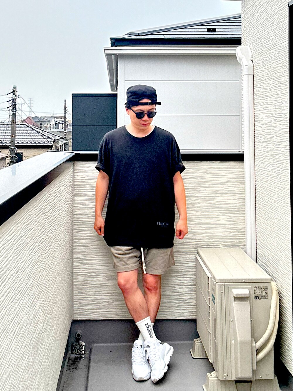 ブラック系のTシャツ/カットソー、グレー系のスウェットパンツ、ホワイト系のスニーカーを着用したメンズの夏コーディネートの3枚目の写真