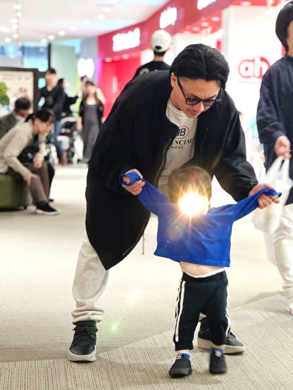 ホワイト系のTシャツ/カットソー、ブラック系のブルゾン、グレー系のスウェットパンツを着用したメンズの秋コーディネートの2枚目の写真