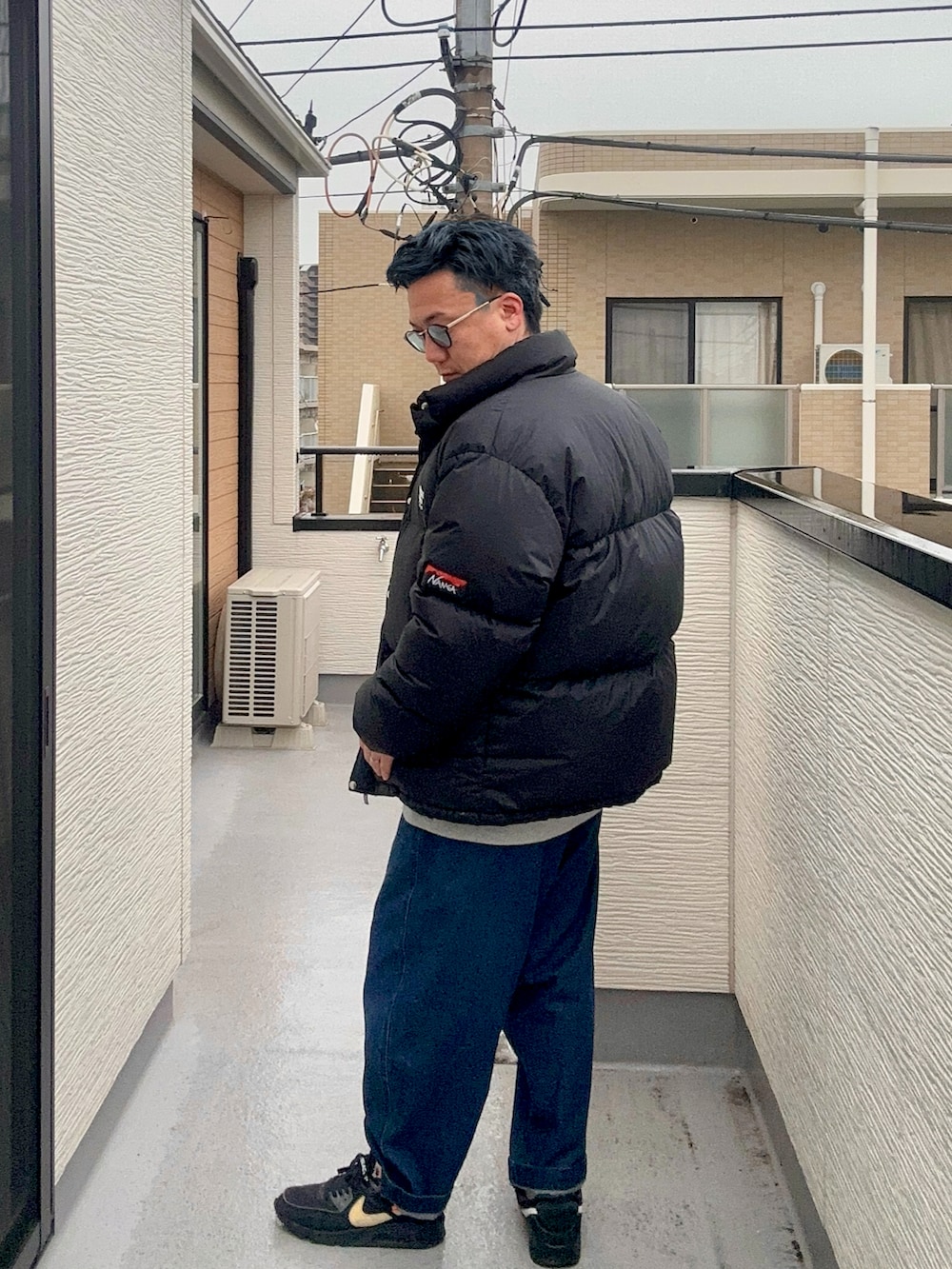 ブルー系のデニムパンツ、ブラック系のその他アウター、グレー系のスウェットを着用したメンズの冬コーディネートの2枚目の写真