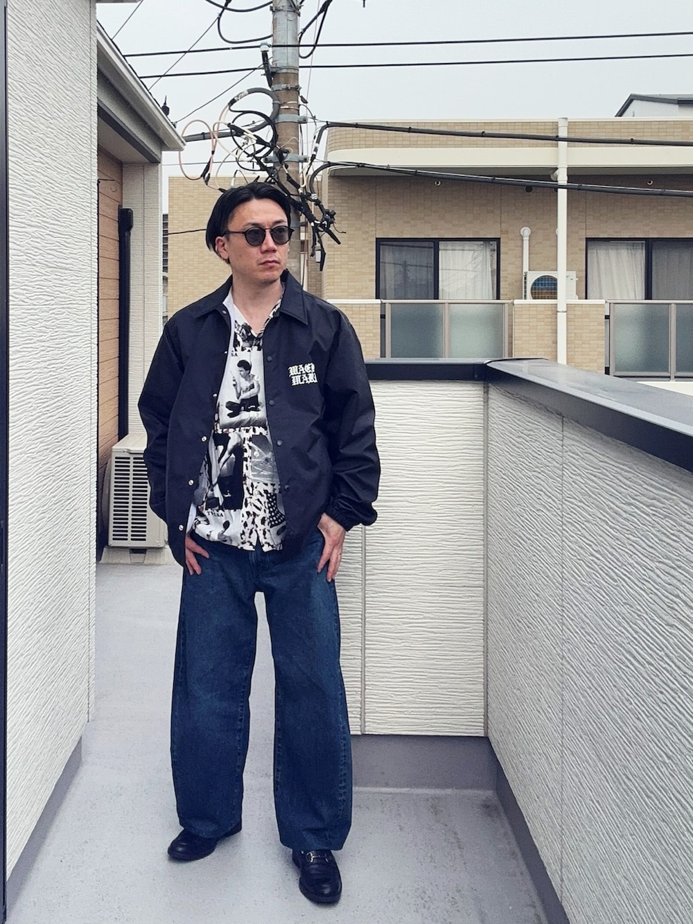 ブラック系のローファー、ホワイト系のシャツ/ブラウス、ブラック系のジャケット/アウターを着用したメンズの春コーディネートの2枚目の写真