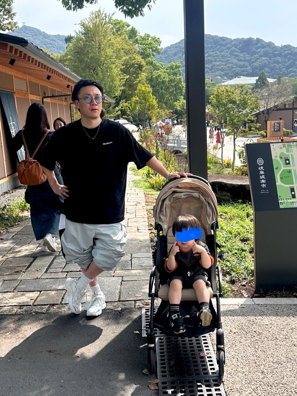グレー系のその他パンツ、ブラック系のTシャツ/カットソー、ホワイト系のスニーカーを着用したメンズの秋コーディネートの2枚目の写真