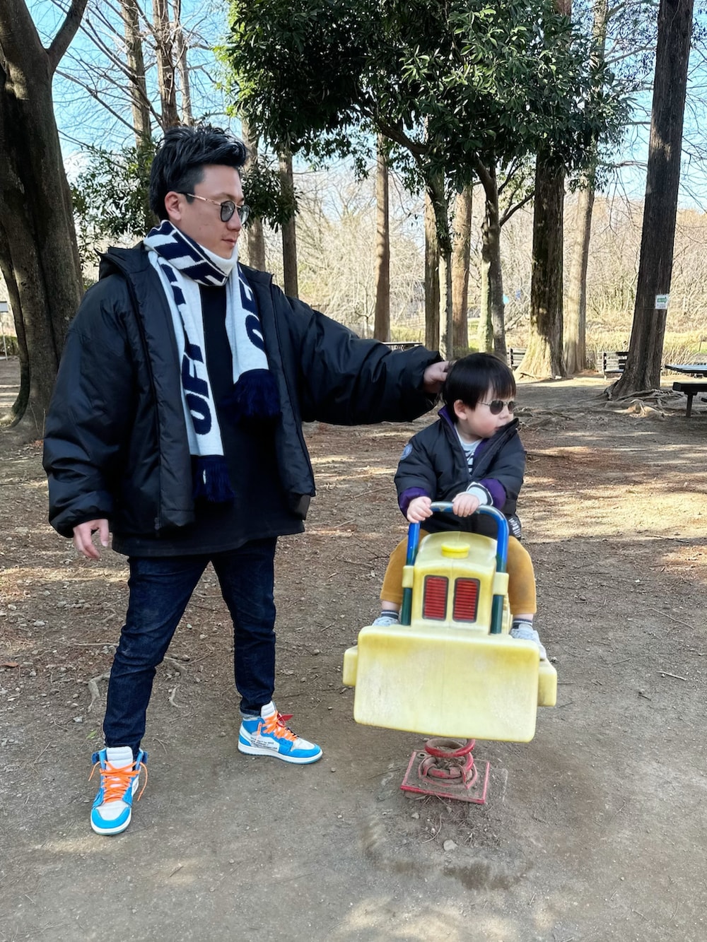 ブラック系のスウェット、ブラック系のジャケット/アウター、ブラック系のジャケット/アウターを着用したメンズの冬コーディネートの3枚目の写真