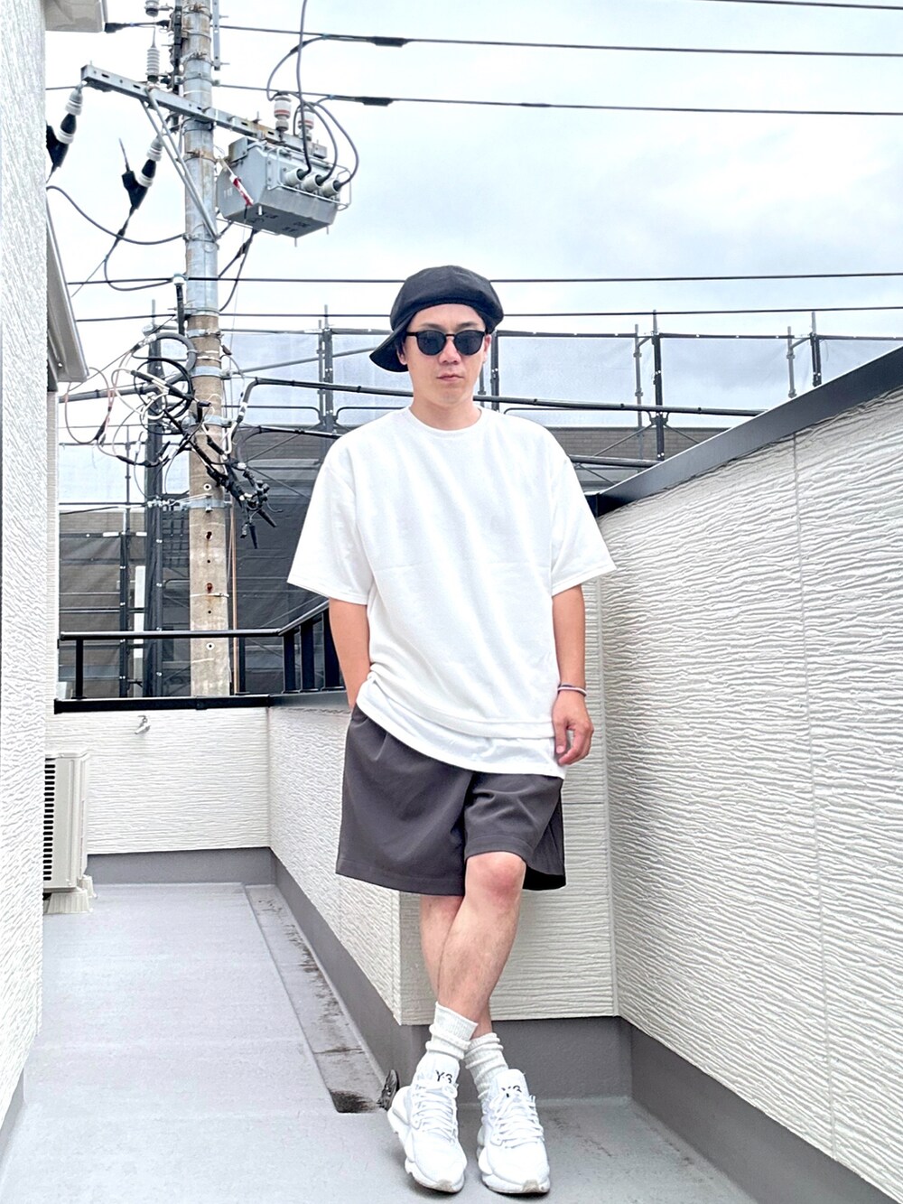 ホワイト系のTシャツ/カットソー、ホワイト系のTシャツ/カットソー、グレー系のその他パンツを着用したメンズの夏コーディネートの4枚目の写真