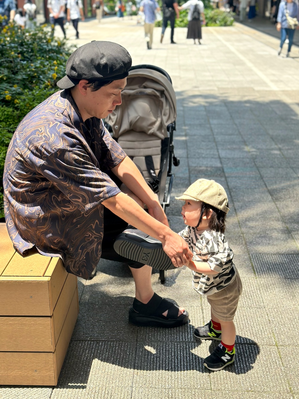 ブルー系のシャツ/ブラウス、ブラック系のサンダル、ブラック系のその他パンツを着用したメンズの夏コーディネートの2枚目の写真
