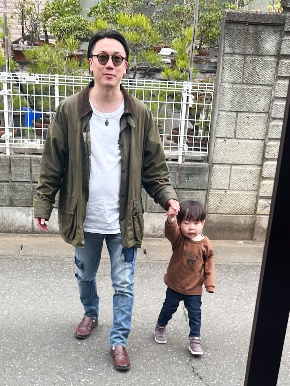 ホワイト系のTシャツ/カットソー、グリーン系のジャケット/アウター、ブルー系のデニムパンツを着用したメンズの春コーディネートの5枚目の写真