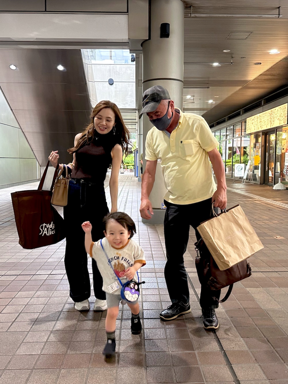 ブルー系のデニムパンツ、ブラック系のTシャツ/カットソー、ホワイト系のシューズを着用したメンズの秋コーディネートの4枚目の写真