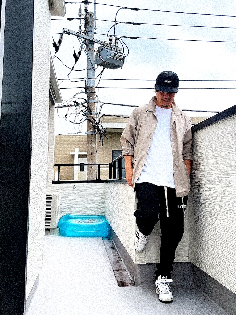 ブラック系のスウェットパンツ、ホワイト系のスニーカー、ホワイト系のTシャツ/カットソーを着用したメンズの秋コーディネートの2枚目の写真