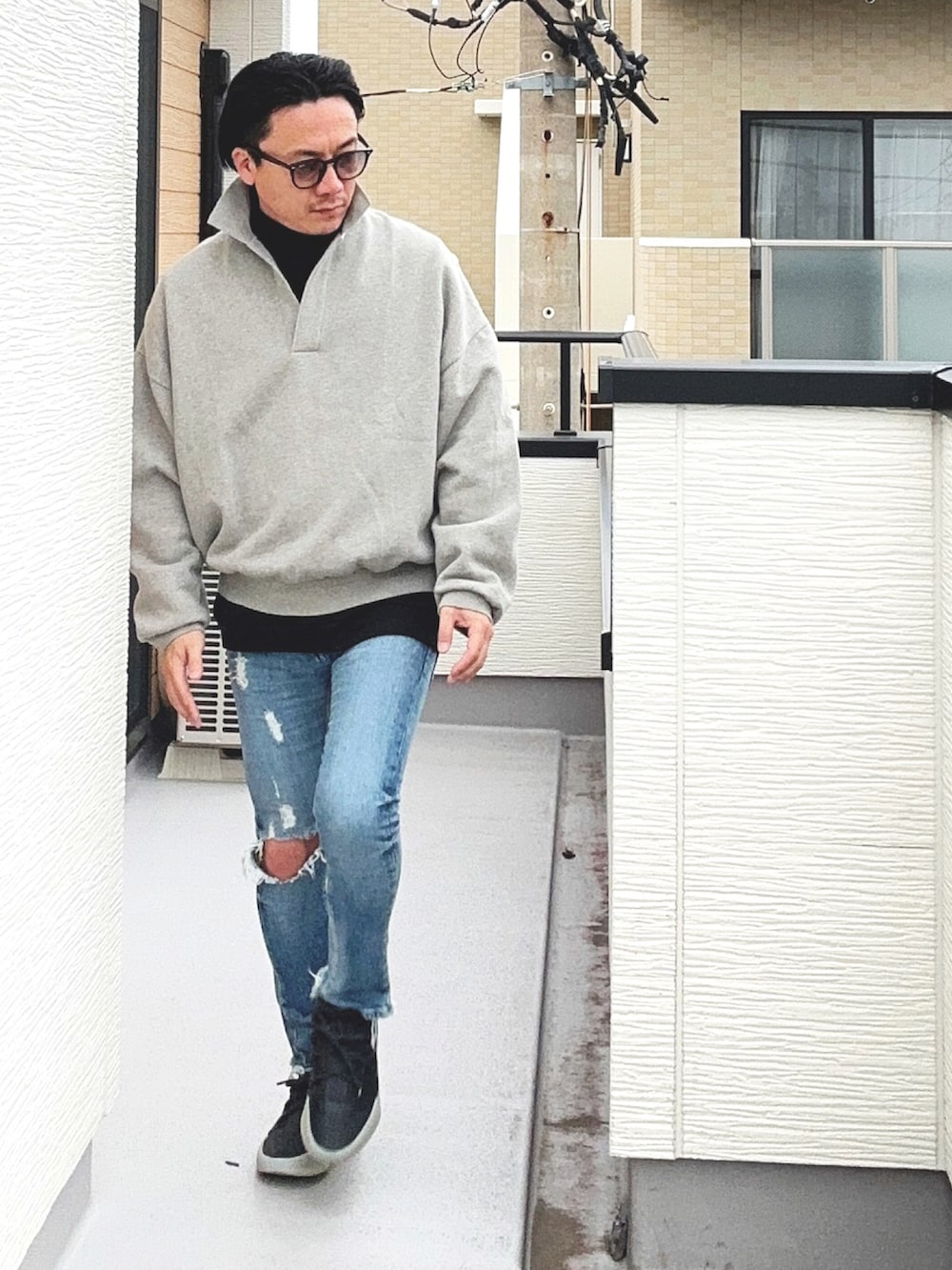 「40代ファッション、大人カジュアル、カジュアル、ダメージデニムパンツ、デニム、ジーパン、レイヤードスタイル、ストリート、スニーカー、サングラス、秋冬コーデ、シンプル、スエット」｜「FOG ESSENTIALSの＜FEAR OF GOD ESSENTIALS＞ ロングスリーブ ポロシャツ 1（ポロシャツ、グレー系）」を使った、（asatomoz）さん（メンズ・170cm）の秋コーディネートの3枚目の写真