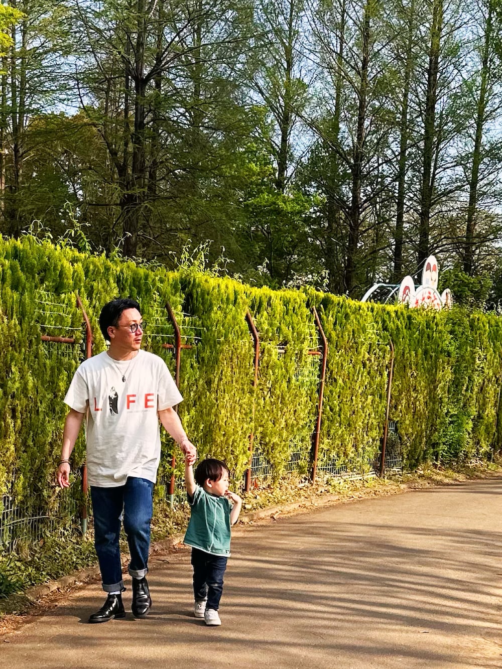 ブルー系のデニムパンツ、ホワイト系のTシャツ/カットソー、ブルー系のデニムパンツを着用したメンズの春コーディネートの3枚目の写真