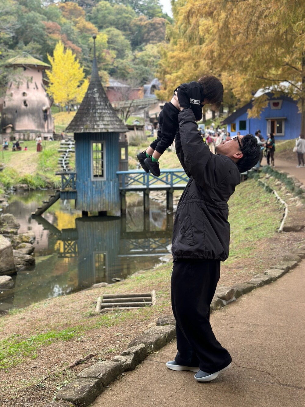 ブラック系のTシャツ/カットソー、ブラック系のその他アウター、ブラック系のスウェットパンツを着用したメンズの秋コーディネートの5枚目の写真