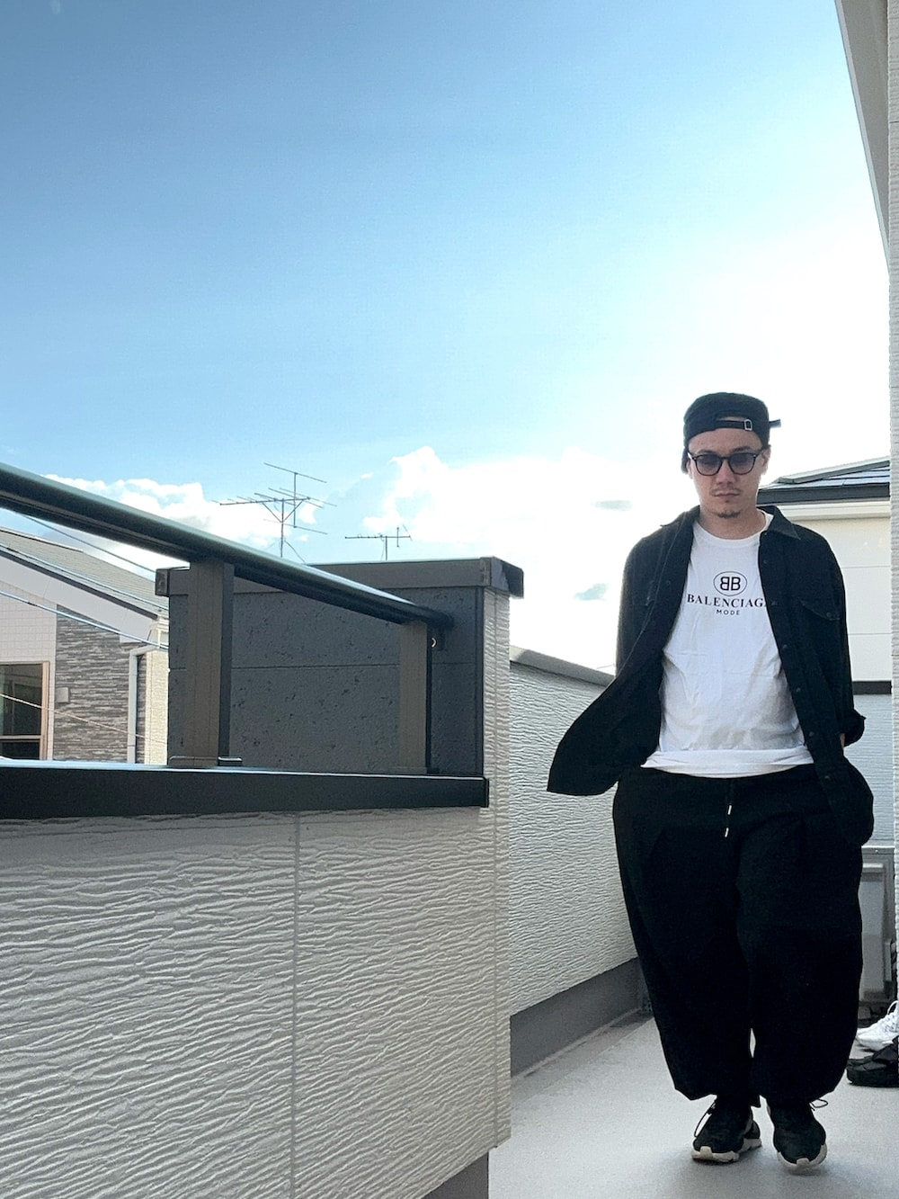 「シャツスタイル、モノトーン、サンダル、大人コーデ、大人カジュアル、ビッグシルエット、ワイドパンツ、40代ファッション、秋服準備はじめました、サングラス」｜「BALENCIAGAのアイテム（Tシャツ/カットソー、ホワイト系）」を使った、（asatomoz）さん（メンズ・170cm）の夏コーディネートの3枚目の写真