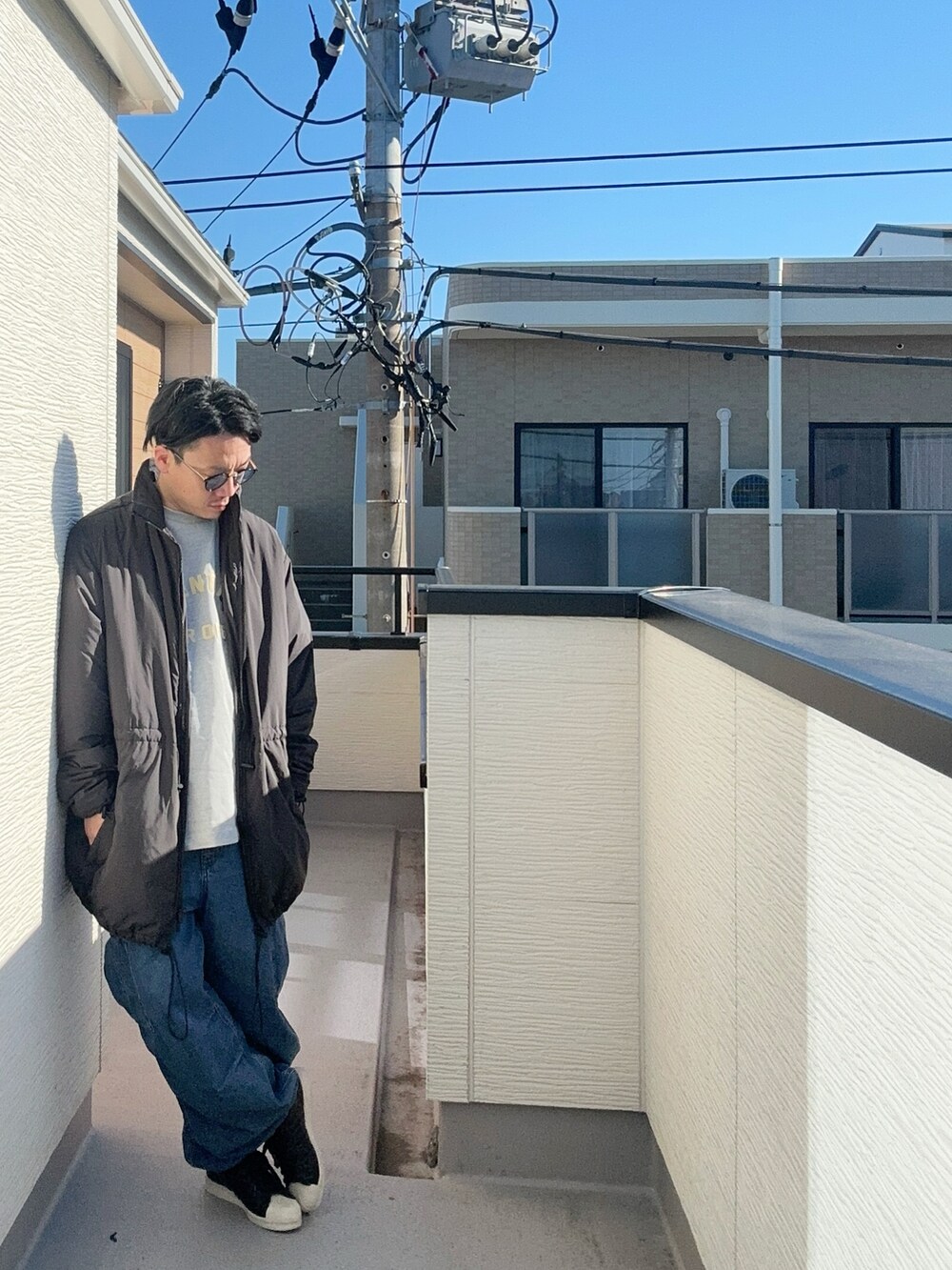 グレー系のTシャツ/カットソー、ブラック系のその他アウター、ブルー系のカーゴパンツを着用したメンズの秋コーディネートの2枚目の写真