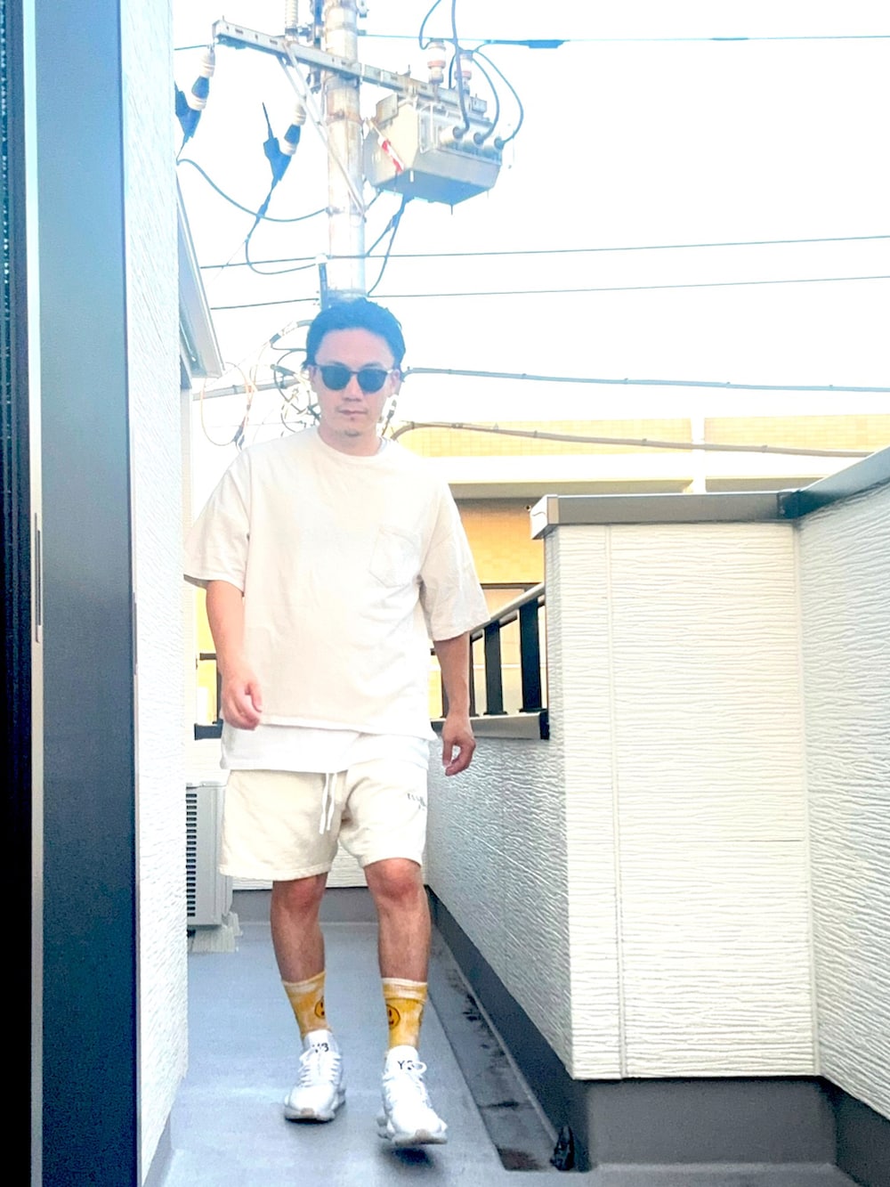 ホワイト系のTシャツ/カットソー、ホワイト系のTシャツ/カットソー、ホワイト系のスニーカーを着用したメンズの夏コーディネートの2枚目の写真