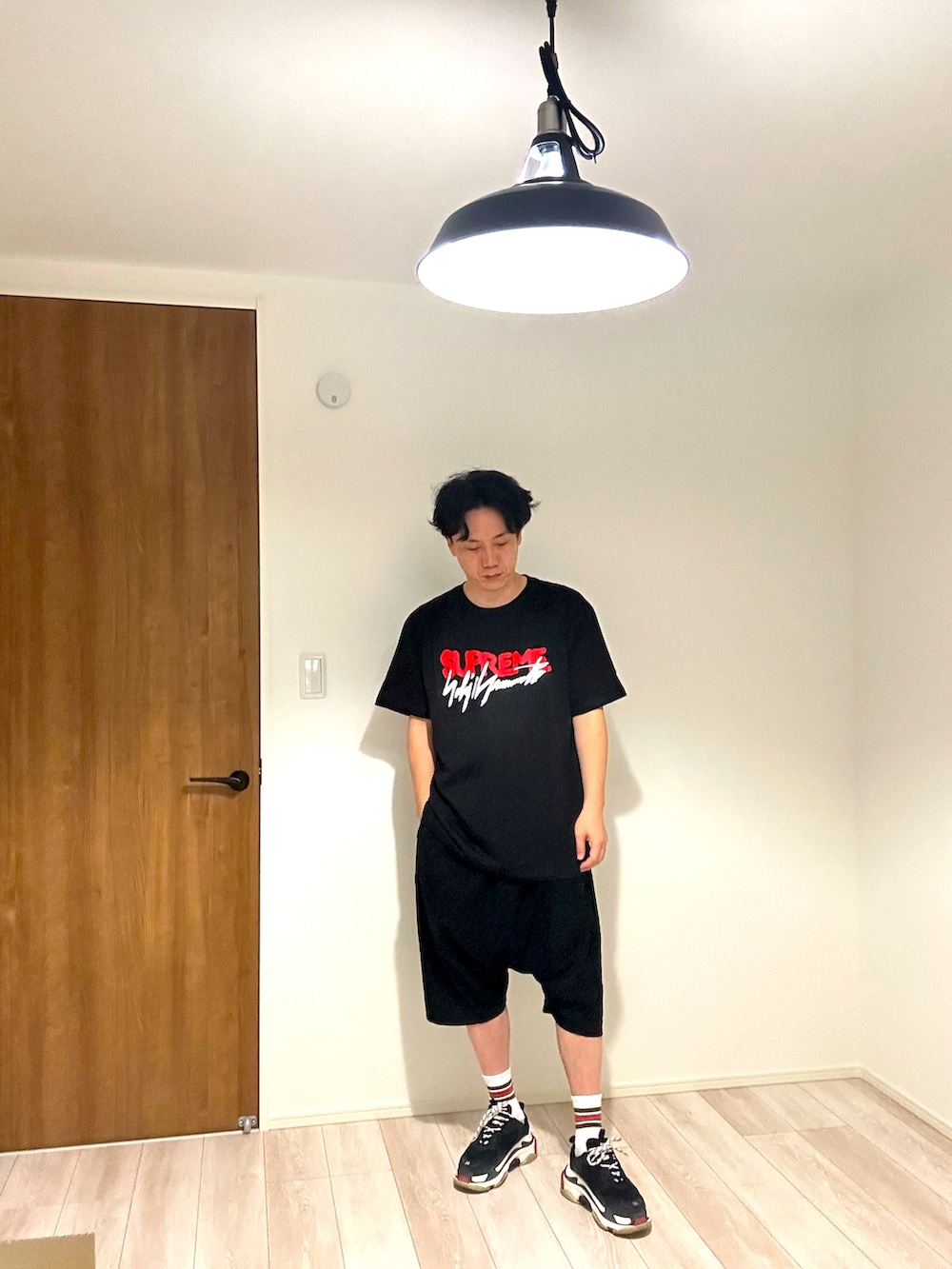 ブラック系のTシャツ/カットソー、ブラック系のその他パンツ、ブラック系のスニーカーを着用したメンズの春コーディネートの3枚目の写真