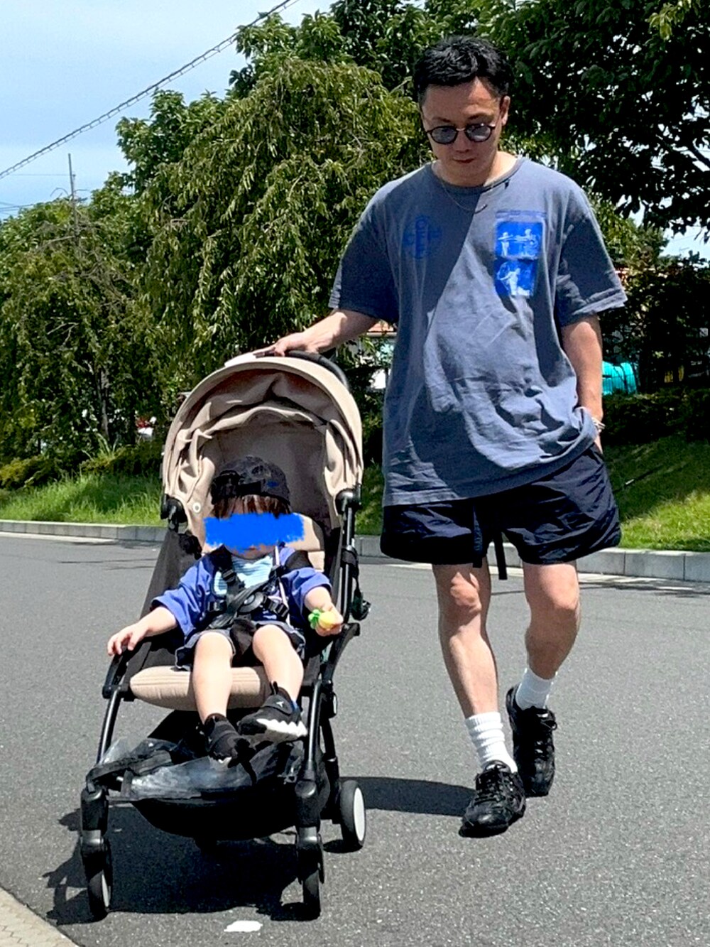 ブラック系のスニーカー、ブルー系のTシャツ/カットソー、ブルー系のパンツを着用したメンズの夏コーディネートの2枚目の写真