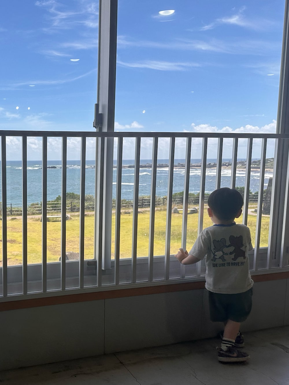 ブラック系のTシャツ/カットソー、グレー系のパンツ、ブルー系のスニーカーを着用したメンズの夏コーディネートの5枚目の写真
