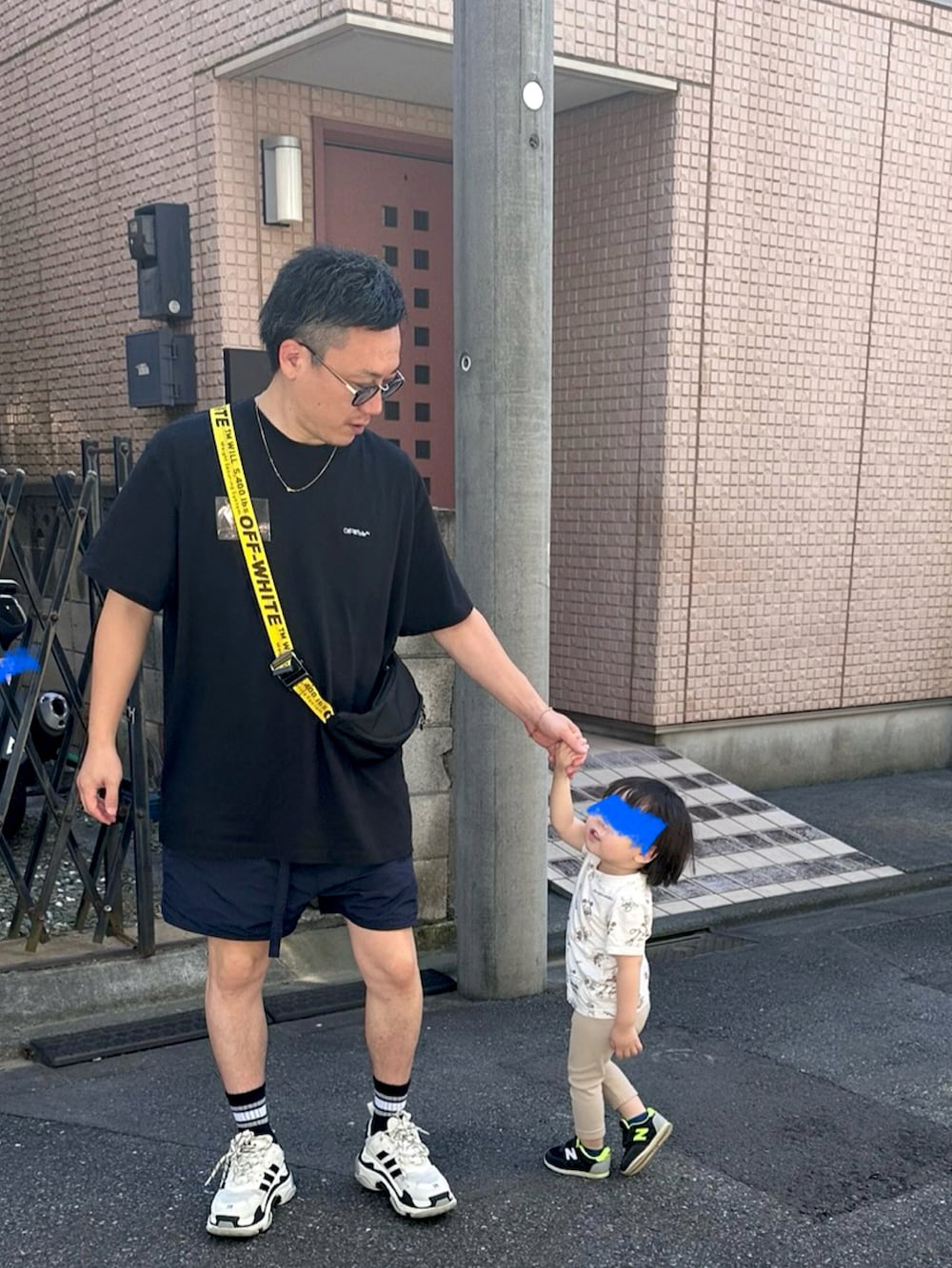 ブラック系のショルダーバッグ、ブラック系のスニーカー、ブラック系のTシャツ/カットソーを着用したメンズの秋コーディネートの2枚目の写真