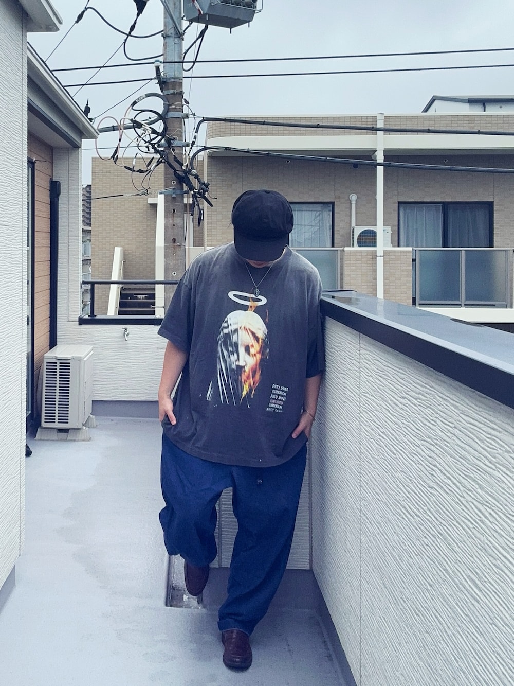 ブルー系のデニムパンツ、ブラック系のTシャツ/カットソー、ブラウン系のローファーを着用したメンズの夏コーディネートの2枚目の写真