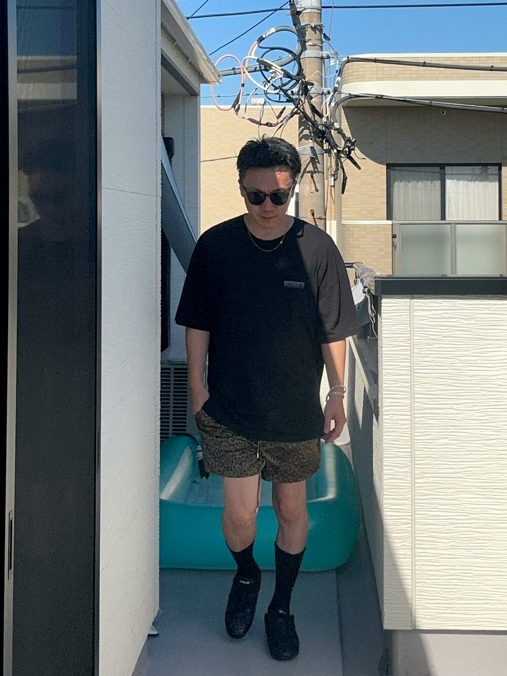 ブラック系のTシャツ/カットソー、その他のパンツ、ブラック系のシューズを着用したメンズの夏コーディネートの3枚目の写真