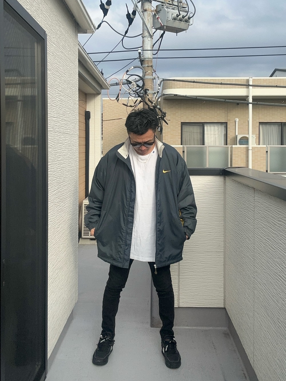 ホワイト系のトップス、ブルー系のジャケット/アウター、ブラック系のデニムパンツを着用したメンズの秋コーディネートの3枚目の写真