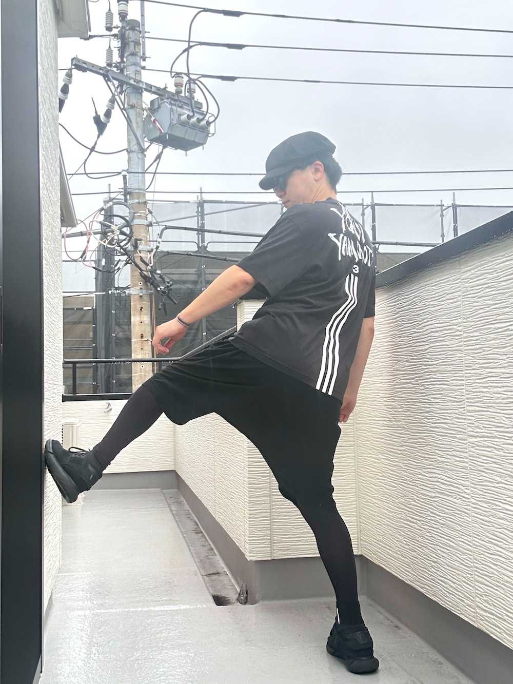 ブラック系のTシャツ/カットソー、ブラック系のその他パンツ、ブラック系のスニーカーを着用したメンズの夏コーディネートの2枚目の写真