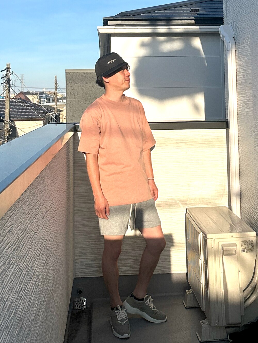 「淡色コーデ、夏コーデ、キャップ、ハーフパンツ、シンプルコーデ、ストリート、オトナカジュアル、ラクチンコーデ、シンプル、夏だ！Tシャツ着よう！、WYM」｜「WYM LIDNMのEXTRA FINE COTTON BASIC TEE（Tシャツ/カットソー、ピンク系）」を使った、（asatomoz）さん（メンズ・170cm）の夏コーディネートの4枚目の写真