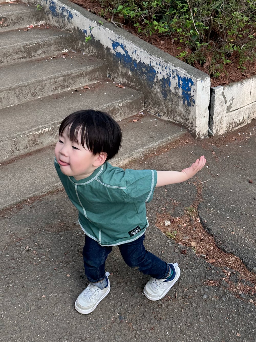 ブルー系のデニムパンツ、ホワイト系のTシャツ/カットソー、ブルー系のデニムパンツを着用したメンズの春コーディネートの5枚目の写真