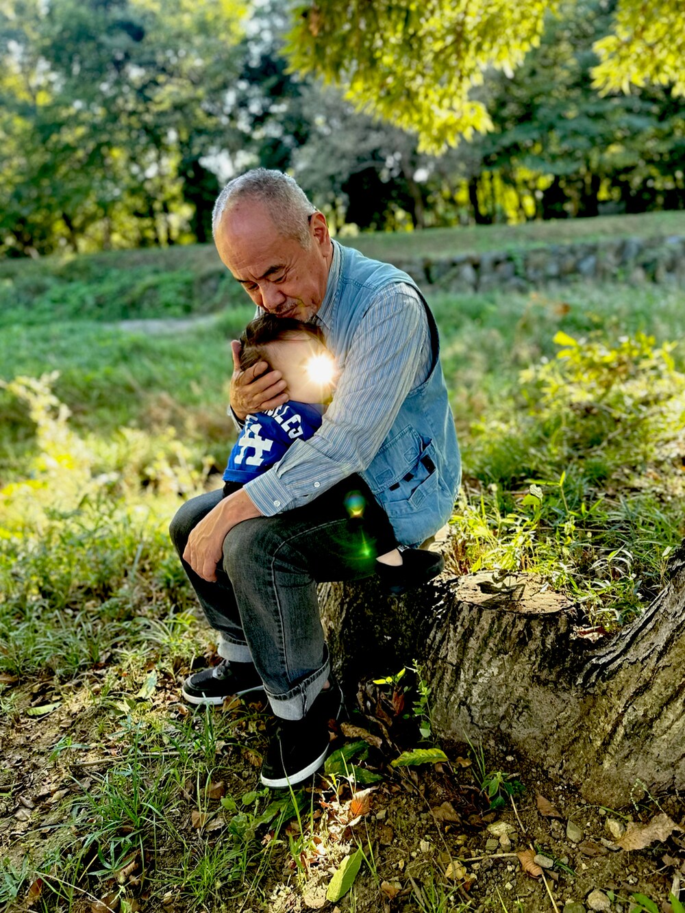 ブラック系のスウェット、ブラック系のスウェットパンツ、ブラック系のスニーカーを着用したメンズの秋コーディネートの4枚目の写真