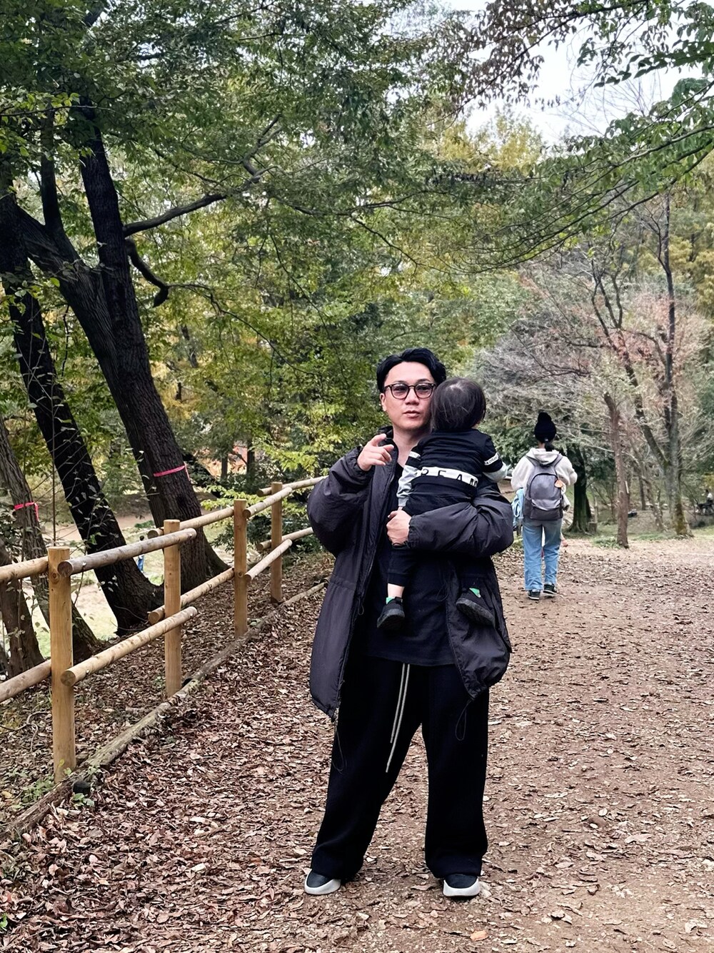 ブラック系のTシャツ/カットソー、ブラック系のその他アウター、ブラック系のスウェットパンツを着用したメンズの秋コーディネートの3枚目の写真