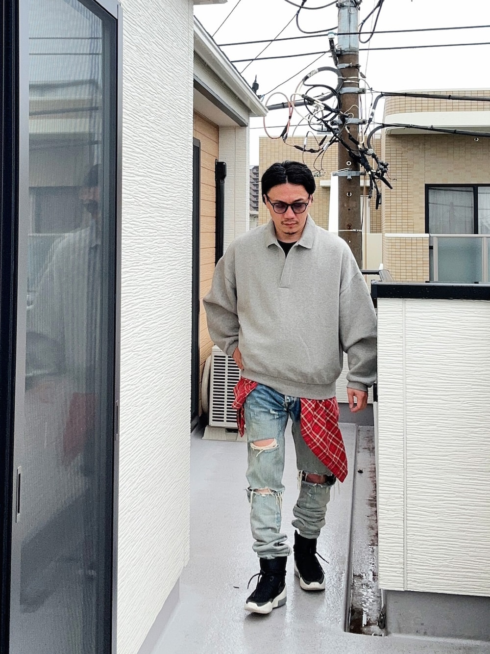 「大人コーデ、ストリート、カジュアル、ジェリーロレンゾ、サングラス、秋コーデ、秋冬コーデ、ダメージデニムパンツ、デニム、スニーカー、シャツ腰巻き、ラグジュアリーストリート、お出かけコーデ」｜「FOG ESSENTIALSの＜FEAR OF GOD ESSENTIALS＞ ロングスリーブ ポロシャツ 1（ポロシャツ、グレー系）」を使った、（asatomoz）さん（メンズ・170cm）の秋コーディネートの2枚目の写真