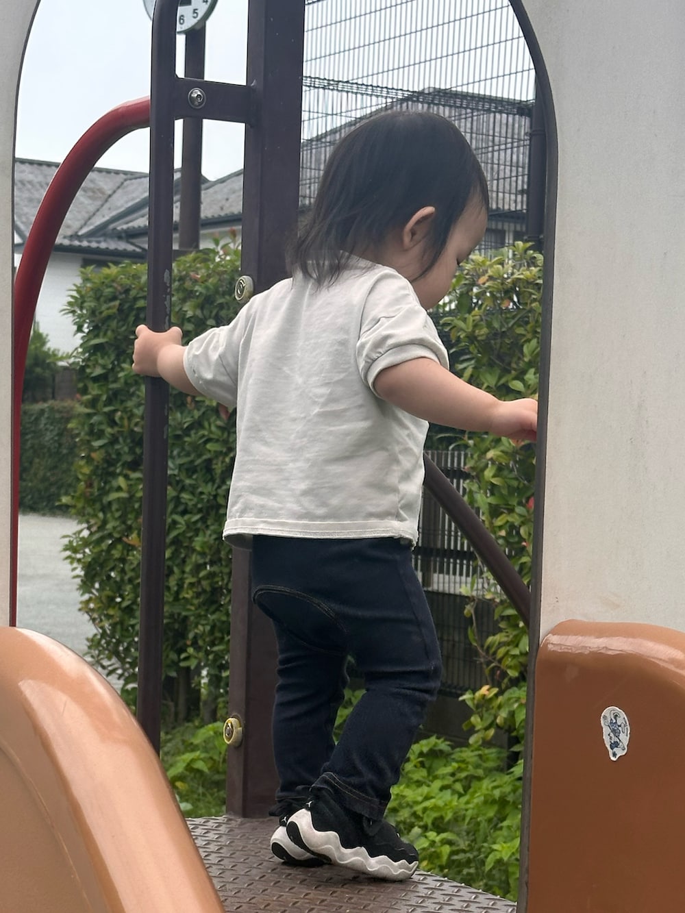 パープル系のTシャツ/カットソー、ブラック系のパンツ、ホワイト系のシューズを着用したメンズの秋コーディネートの4枚目の写真
