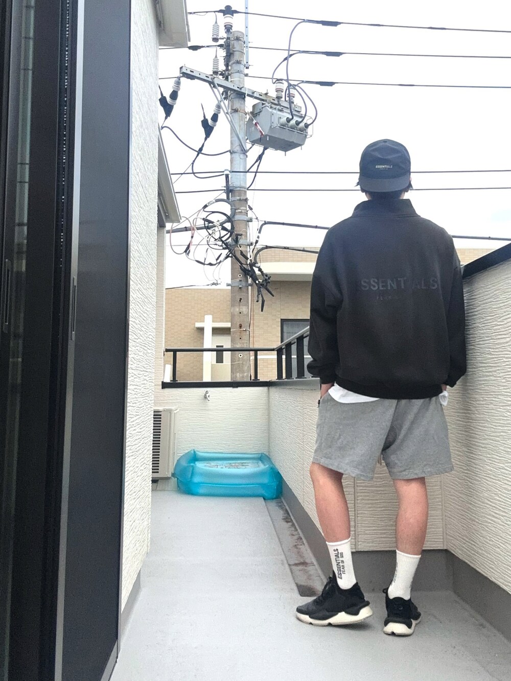 ブラック系のスウェット、グレー系のパンツ、ブラック系のスニーカーを着用したメンズの秋コーディネートの3枚目の写真