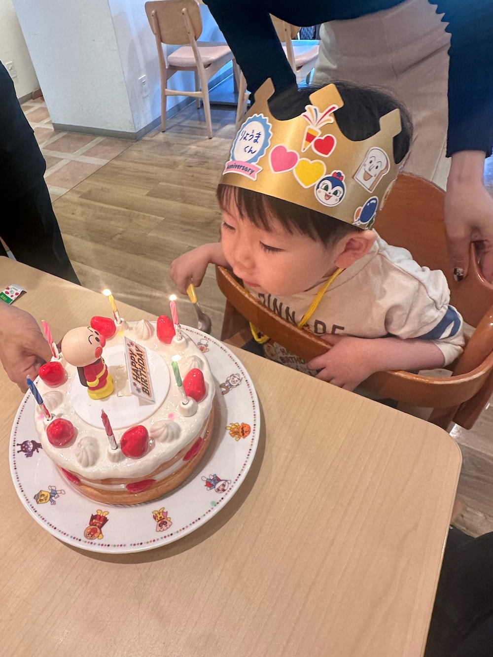 ブルー系のスウェット、ベージュ系のTシャツ/カットソー、グリーン系のミリタリージャケットを着用したメンズの冬コーディネートの5枚目の写真