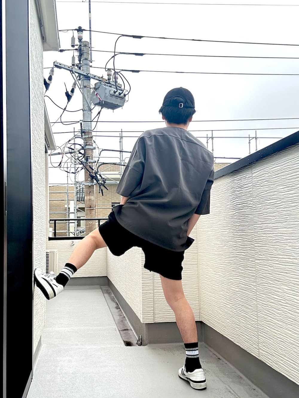 ブラウン系のTシャツ/カットソー、ブラック系のスウェットパンツ、ホワイト系のスニーカーを着用したメンズの夏コーディネートの2枚目の写真