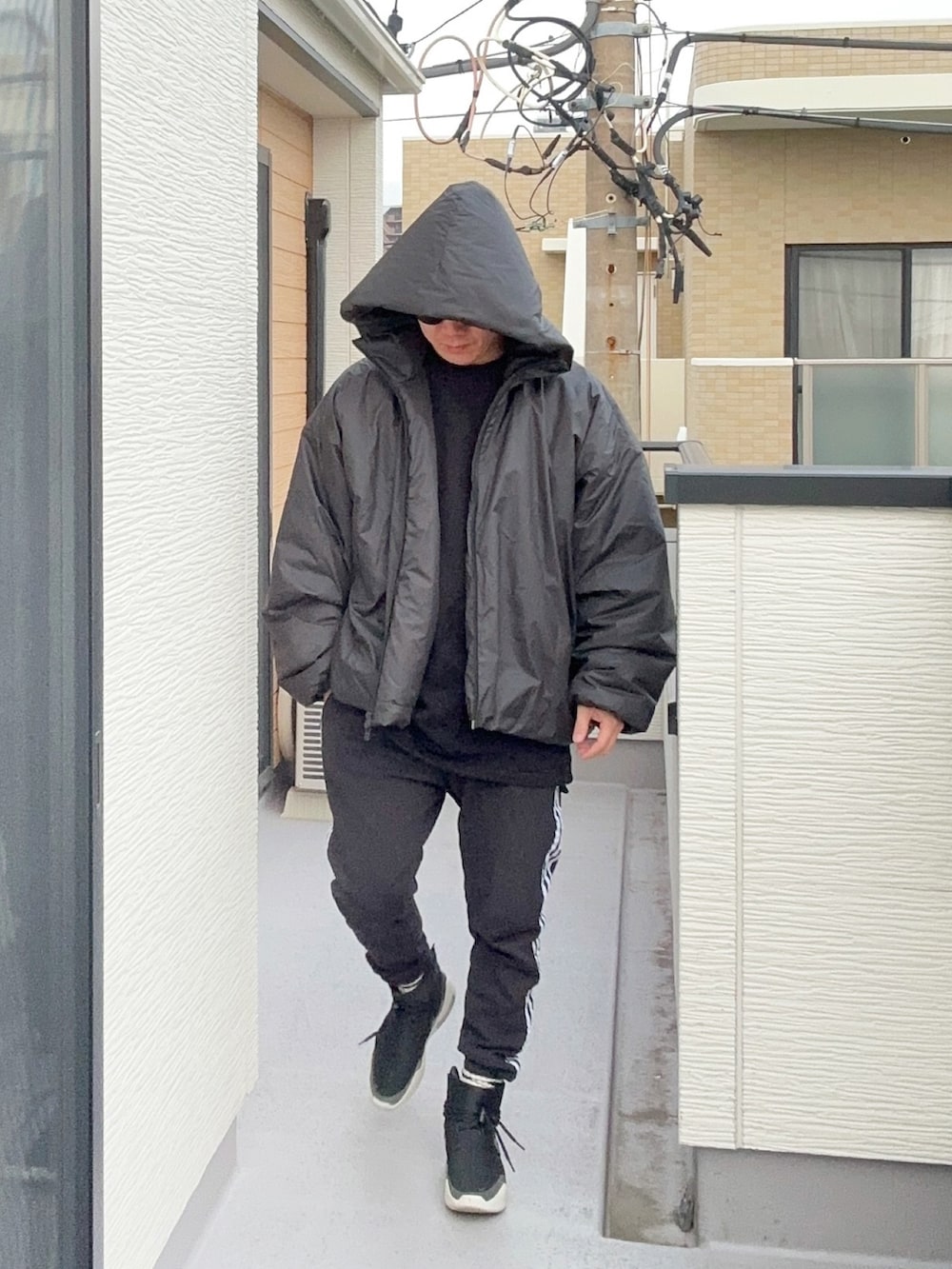 ブラック系のスウェット、ブラック系のジャケット/アウター、ブラック系のスウェットパンツを着用したメンズの冬コーディネートの4枚目の写真