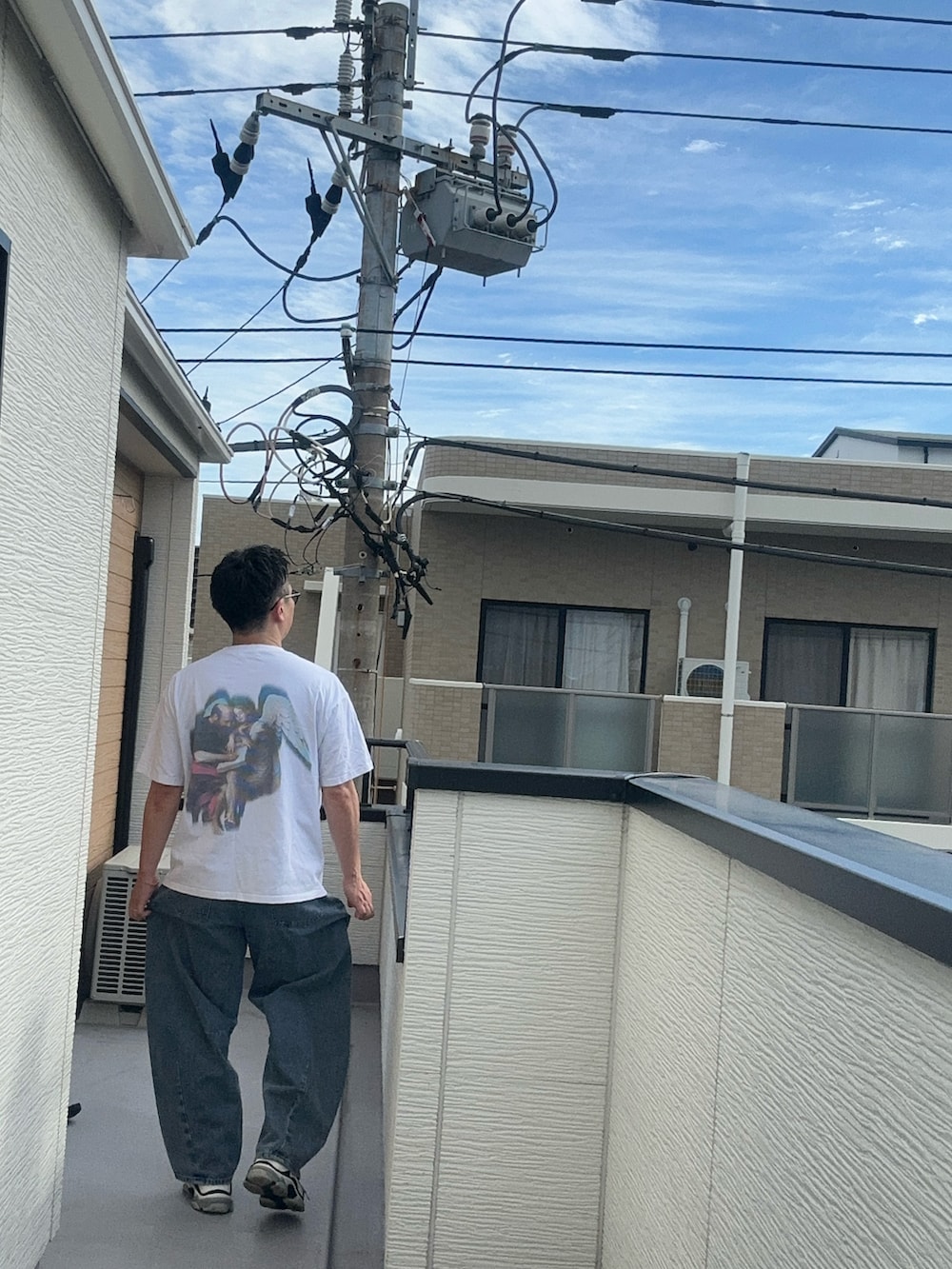 ブルー系のデニムパンツ、ホワイト系のTシャツ/カットソー、レッド系のシャツ/ブラウスを着用したメンズの秋コーディネートの4枚目の写真