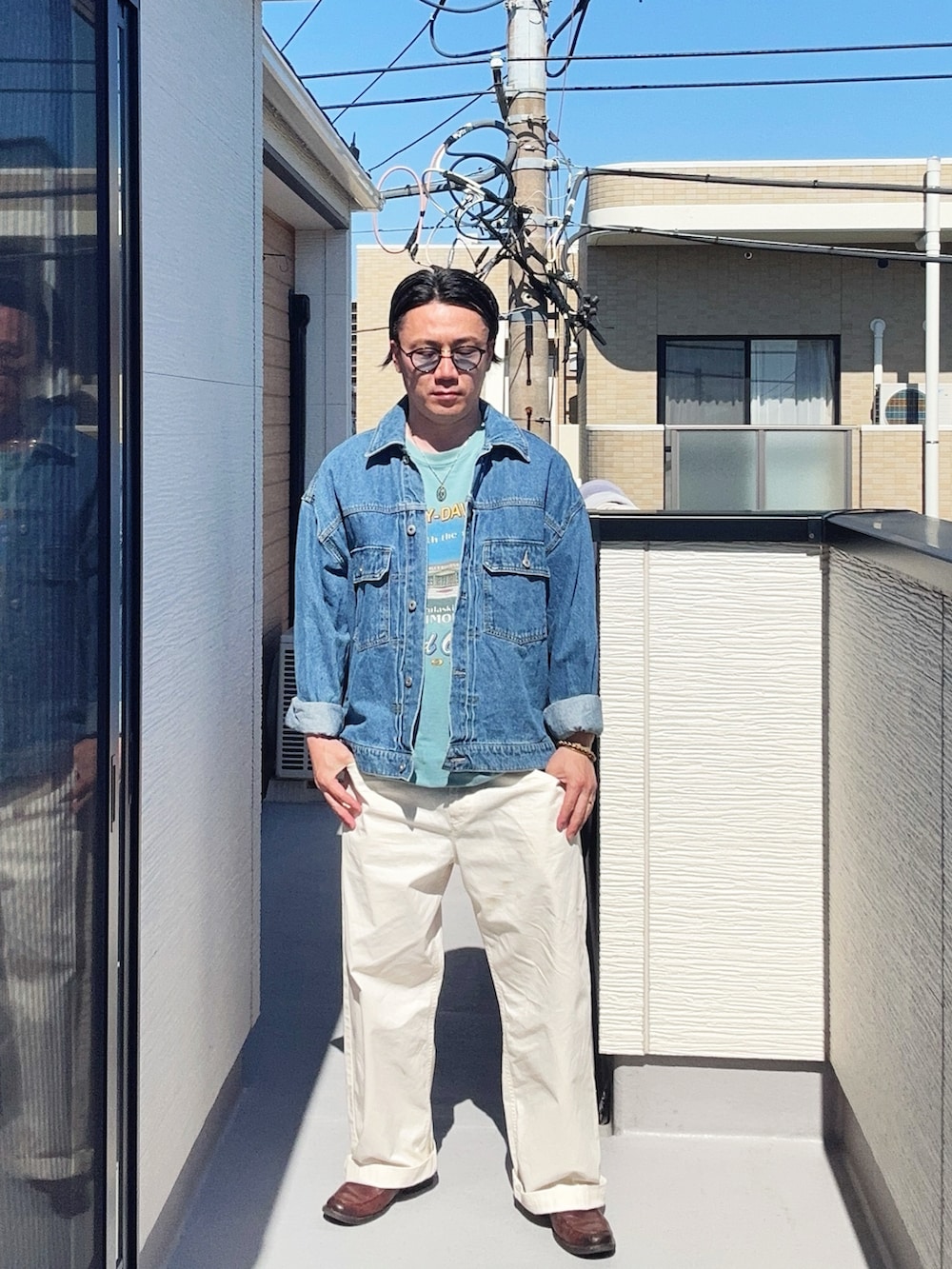 ブルー系のTシャツ/カットソー、ブルー系のその他アウター、ホワイト系のチノパンツを着用したメンズの春コーディネートの2枚目の写真