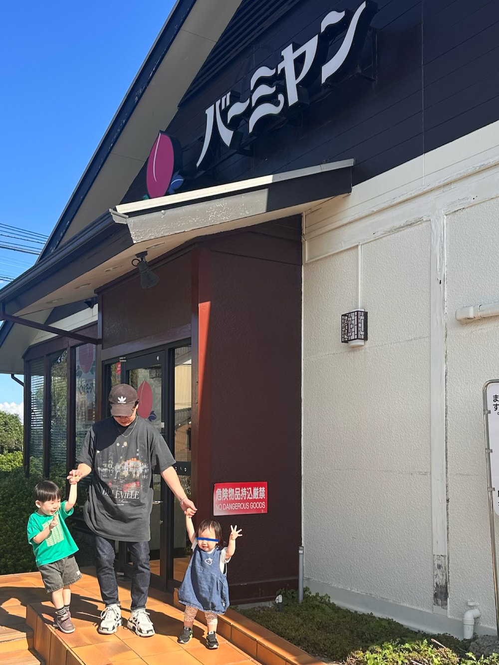 ブラック系のTシャツ/カットソー、ブルー系のデニムパンツ、ホワイト系のシューズを着用したメンズの秋コーディネートの3枚目の写真