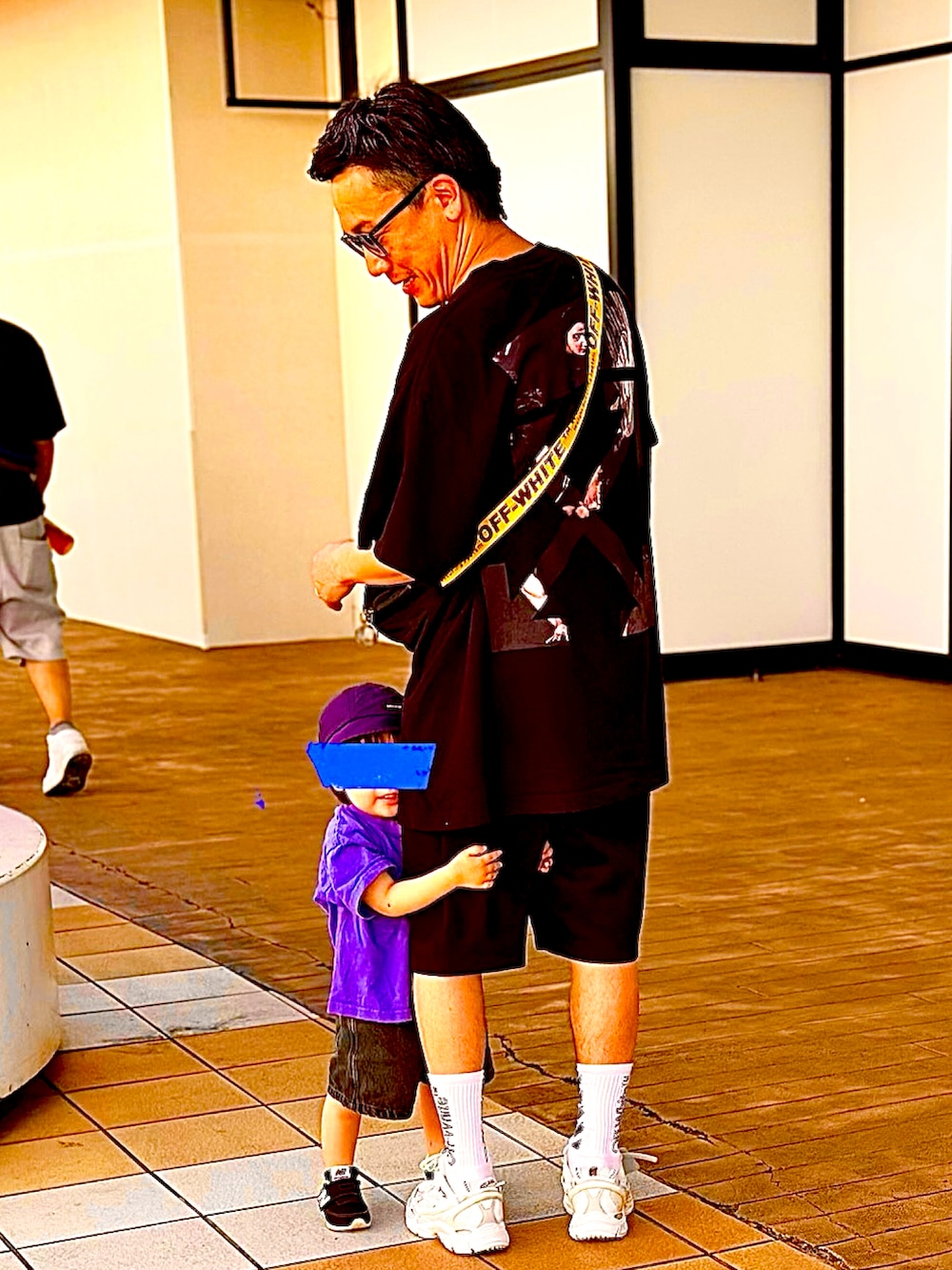 ブラック系のショルダーバッグ、ブラック系のスニーカー、ブラック系のTシャツ/カットソーを着用したメンズの夏コーディネートの2枚目の写真