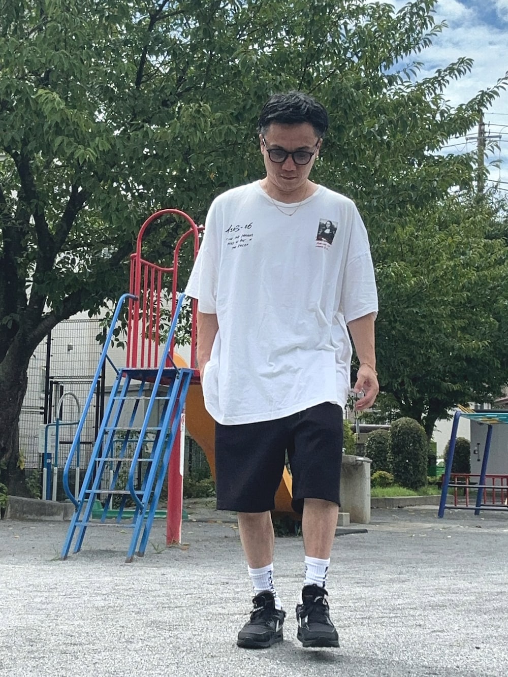 ホワイト系のTシャツ/カットソー、ブラック系のスウェットパンツ、ブラック系のスニーカーを着用したメンズの夏コーディネートの2枚目の写真
